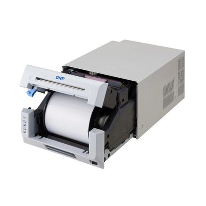 DNP DS620 6-Zoll-Photo-Drucker mit geöffnetem Papierfach und Druckwalze
