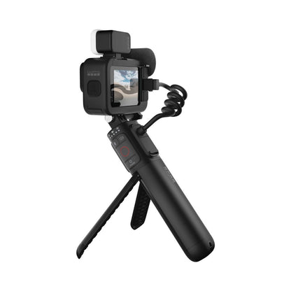 Schwarze HERO11 Actioncam mit seitlich angebrachtem Display und Handgriff
