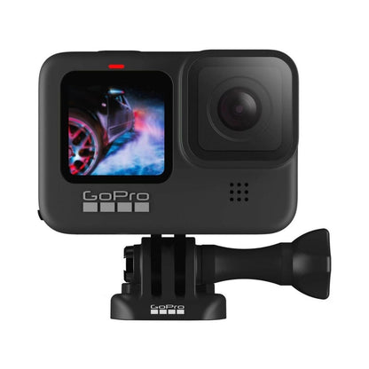 HERO 9 Actionkamera (schwarz) mit Linse vorn und angeschlossener Halterung