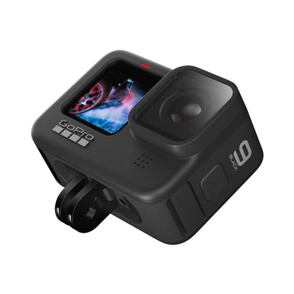 HERO 9 Actionkamera (schwarz) schräg mit Linse und Befestigungsbügel