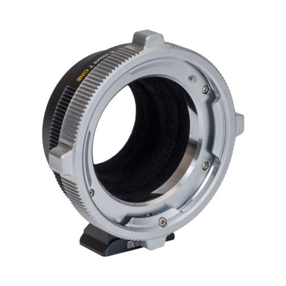PL-zu-E-Mount Adapter, Seitenansicht mit geriffeltem Zahnring und silbernem Bajonett