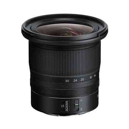 Nikon 14-30mm f/4 S Objektiv mit sichtbaren Brennweitenmarken am Zoomring