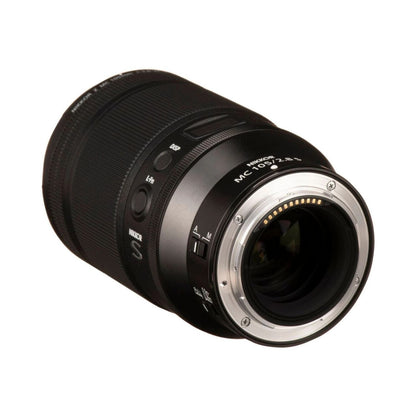 NIKKOR Z MC 105mm f/2.8 VR S Makrolinse, schräger Blick auf Frontlinse und Bajonettanschluss