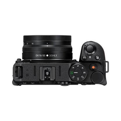 Z30 Body mit NIKKOR Z DX 16-50mm VR Objektiv von der Seite, Bedienelemente sichtbar