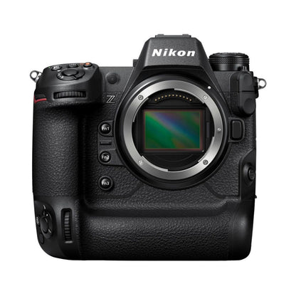 Nikon Z9 Systemkamera vorn, großes Objektiv und Bedientasten