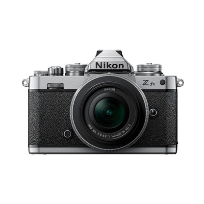 Nikon Z fc spiegellose Kamera mit 16-50mm Objektiv, Vorderansicht, silber/ schwarz