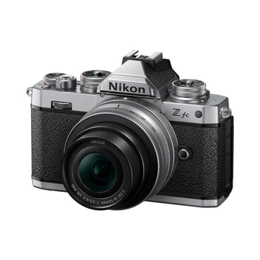Nikon Z fc spiegellose Kamera mit 16-50mm Objektiv, Schrägansicht von vorn
