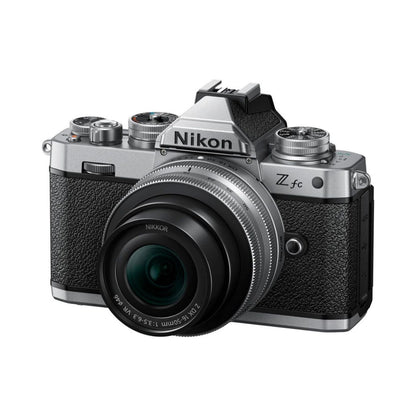Nikon Z fc spiegellose Kamera mit 16-50mm Objektiv, Schrägansicht von vorn
