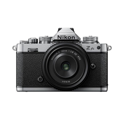 Nikon Z fc spiegellose Kamera mit 28mm f/2.8-Objektiv, Vorderansicht
