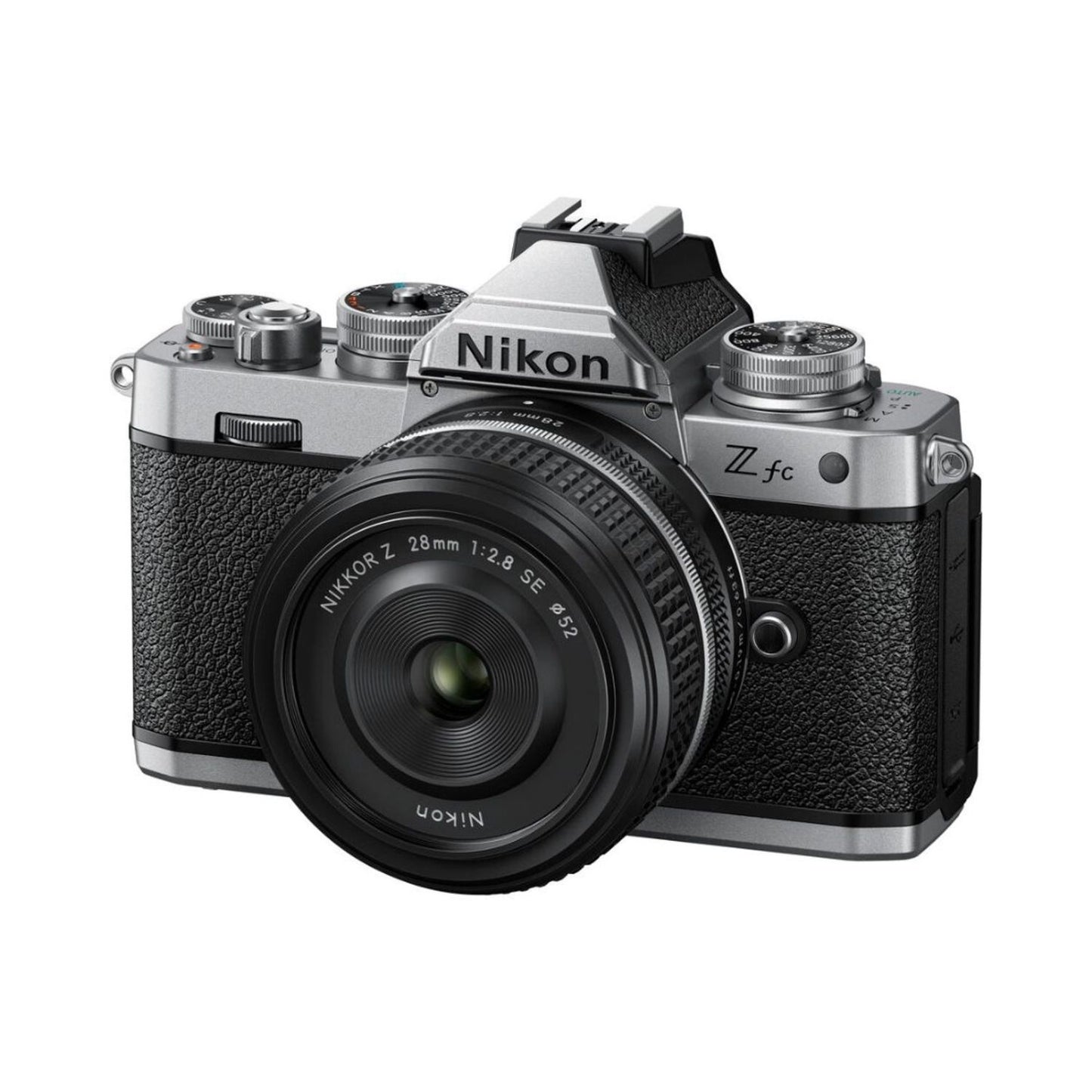 Nikon Z fc Kamera mit 28mm f/2.8-Objektiv, schräger Blick von vorn