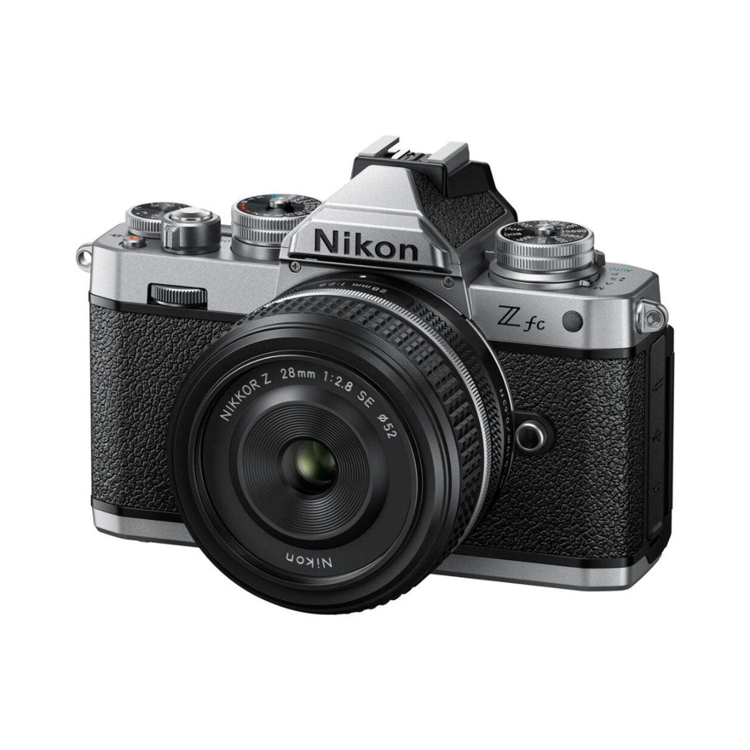 Nikon Z fc Kamera mit 28mm f/2.8-Objektiv, schräger Blick von vorn