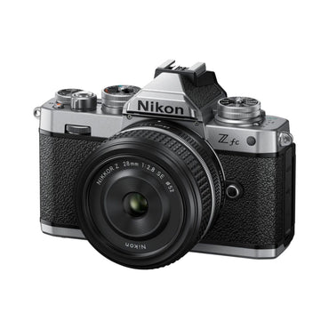 Nikon Z fc Kamera mit 28mm f/2.8-Objektiv, schräger Blick von vorn