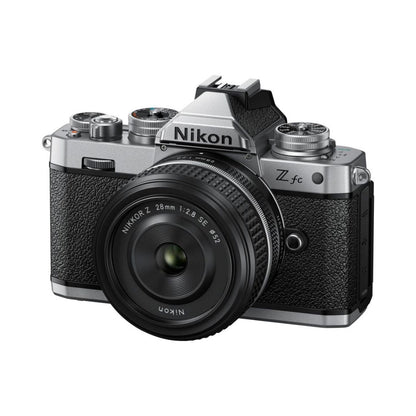 Nikon Z fc Kamera mit 28mm f/2.8-Objektiv, schräger Blick von vorn