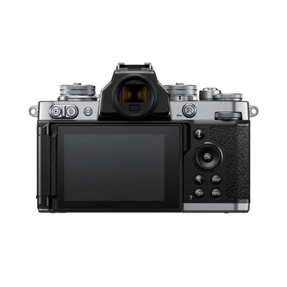 Rückansicht: Nikon Z fc Kamera mit 28mm f/2.8-Objektiv und LCD-Display