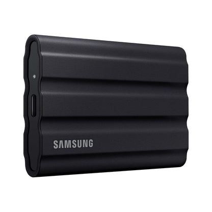 Samsung T7 Shield SSD externo portátil de 2TB, carcasa negra con logo y borde protector.
