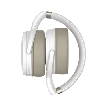 Weiße On-Ear-Bluetooth-Kopfhörer mit seitlichen Bedienelementen und beige Ohrpolstern
