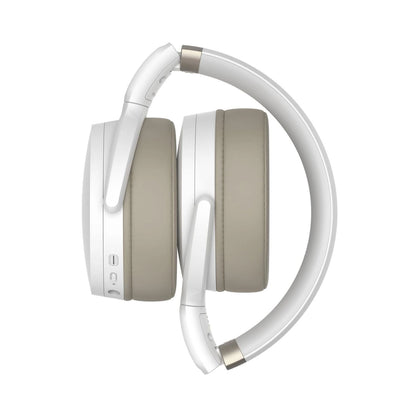 Weiße On-Ear-Bluetooth-Kopfhörer mit seitlichen Bedienelementen und beige Ohrpolstern