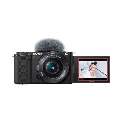 ZV-E10 Kamera mit 16-50mm Objektiv, seitlichem Display und Mikrofon-Windschutz