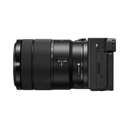 Seitenansicht: 18-135mm Zoomobjektiv am Sony Alpha a6600, Bedienelemente sichtbar